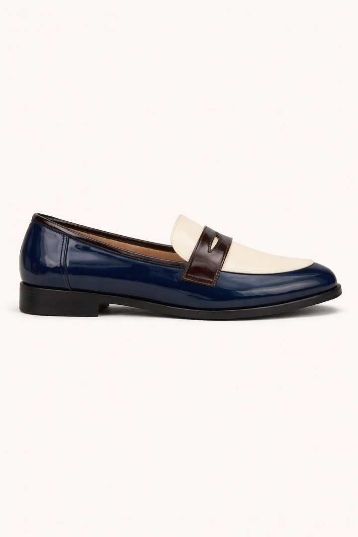 Elegante dames mocassins in blauw, met subtiel glanzend detail. Klassieke platte zomerschoenen voor comfort en stijl.