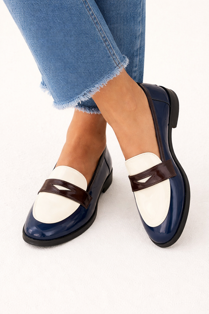 Comfortabele blauwe dames mocassins met glanzend detail, platte zool en klassieke uitstraling. Perfect voor casual chic.