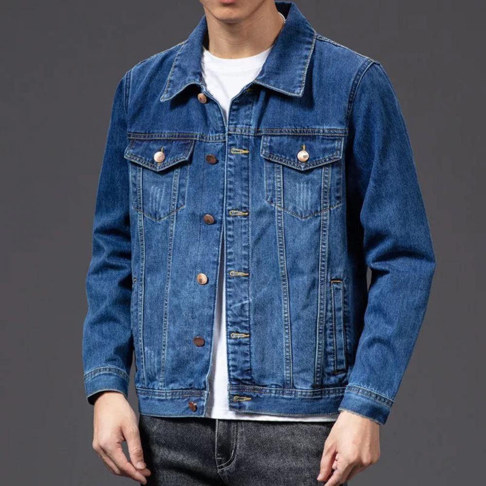 Klassieke blauwe spijkerjas voor heren, tijdloos design, comfortabele pasvorm, robuuste denim look, veelzijdig te combineren.