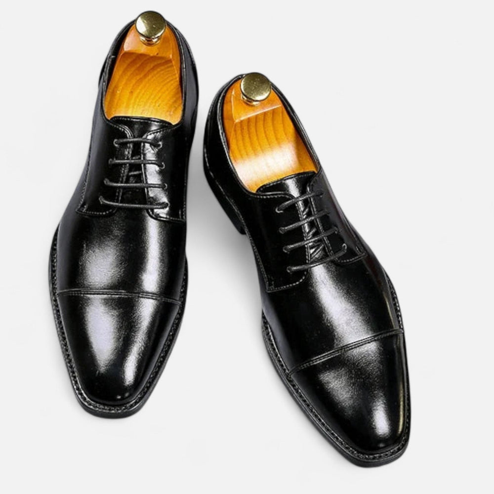 Zwarte leren heren Oxford schoenen, perfect voor zakelijke bijeenkomsten of formele evenementen. Nette en comfortabel.