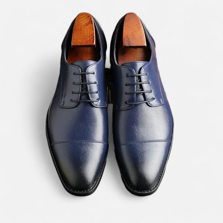 Stijlvolle marineblauwe heren Oxford schoenen. Deze elegante nette schoenen zijn ideaal voor moderne zakelijke outfits.