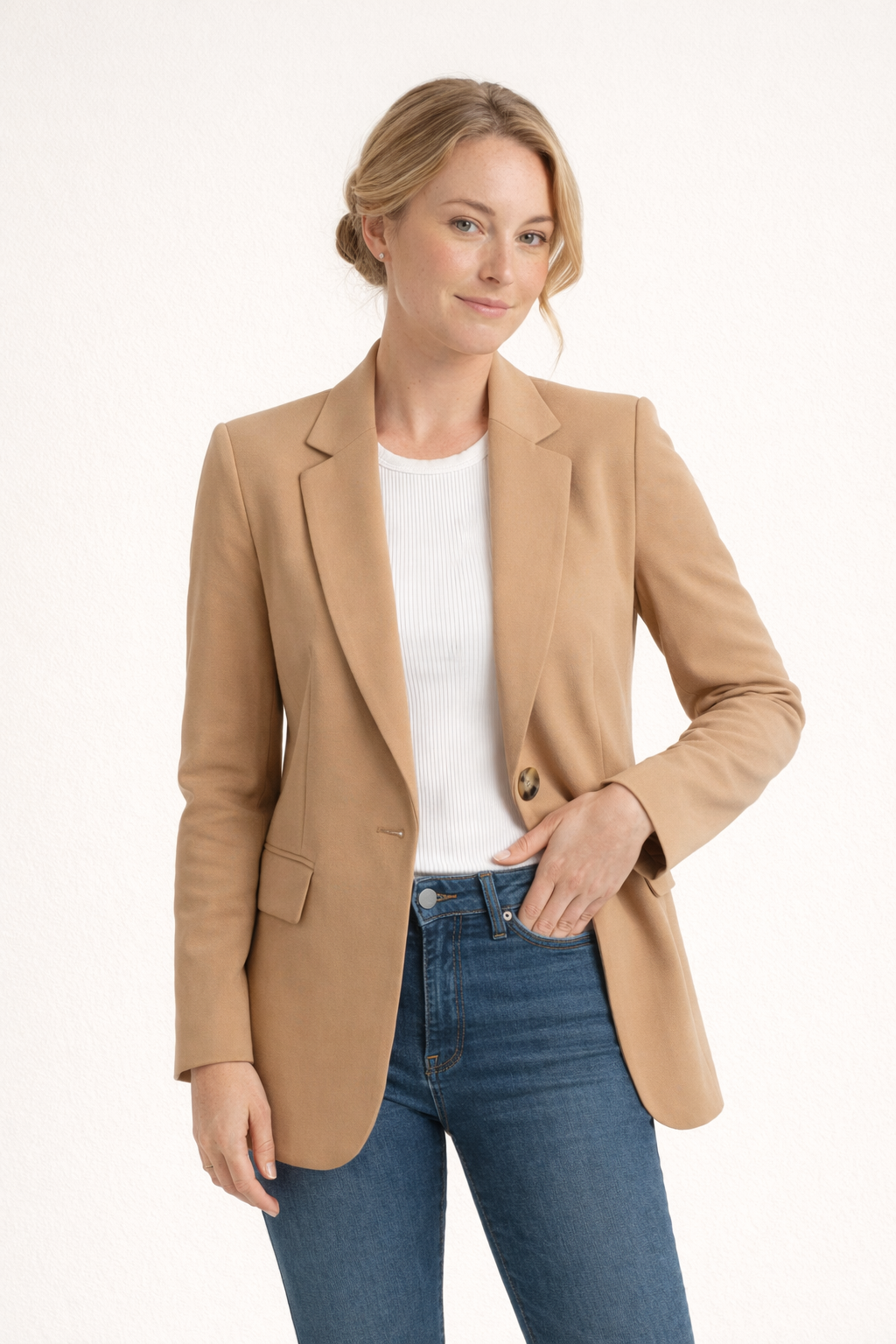Klassieke dames blazer met elegante knoopsluiting, perfect voor een formele of casual chic look.