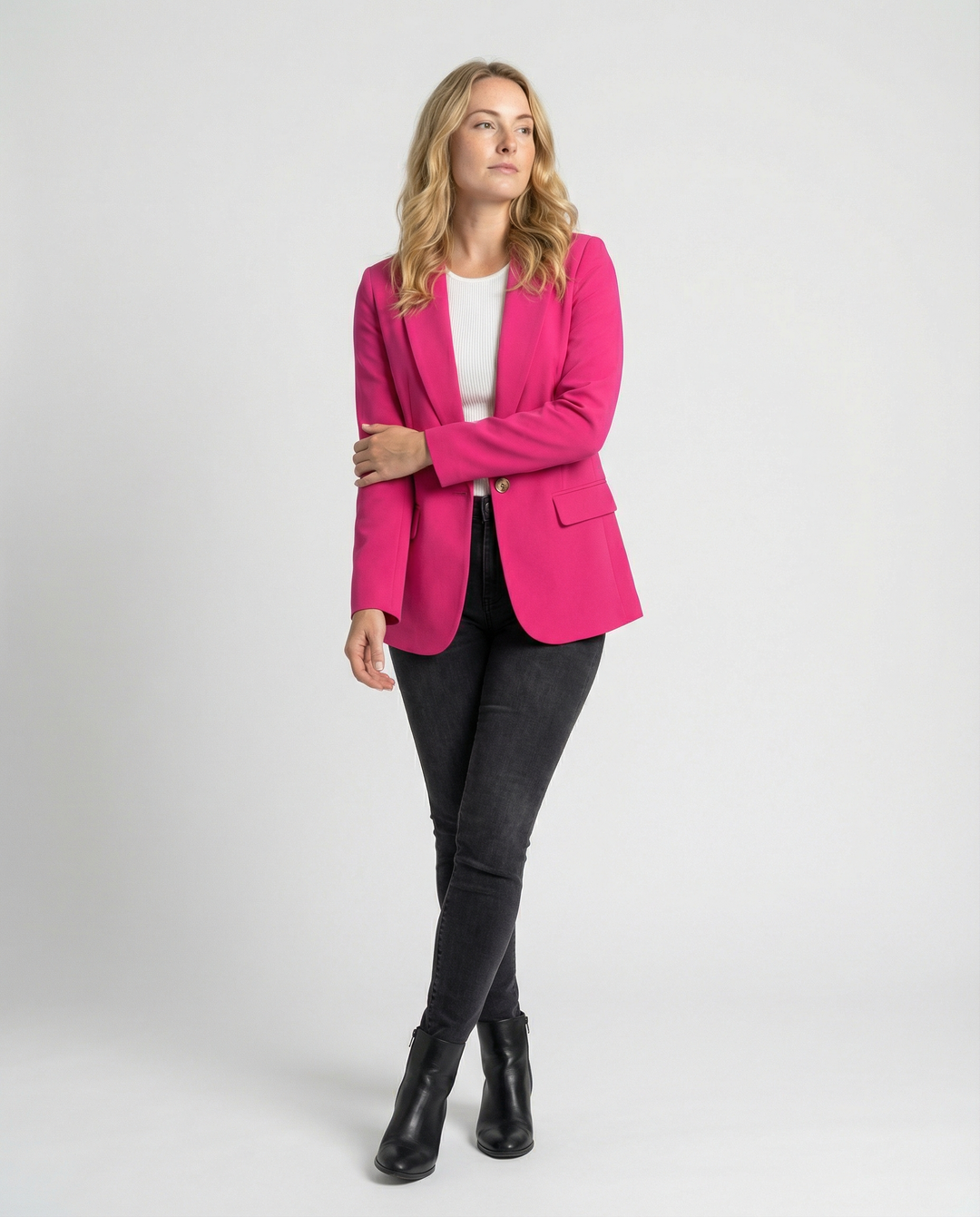 Elegante damesmode: klassieke slim fit blazer met knoopsluiting, veelzijdig voor formeel & casual chic.