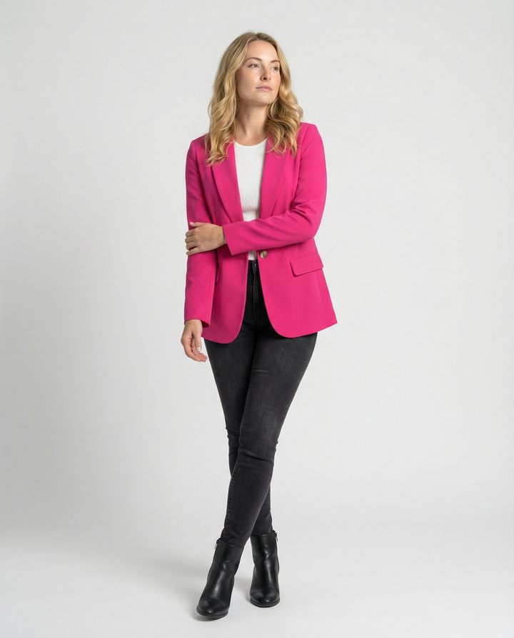 Elegante damesmode: klassieke slim fit blazer met knoopsluiting, veelzijdig voor formeel & casual chic.