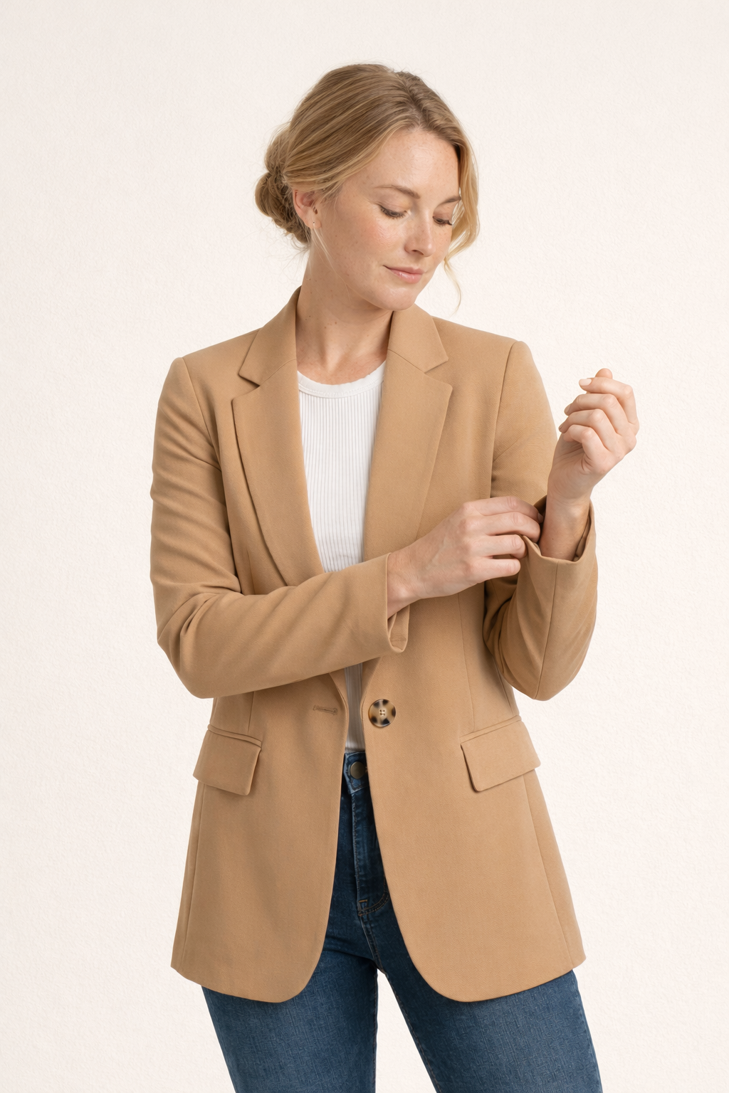 Slim fit dames blazer met reverskraag en knoopsluiting, ideaal voor zakelijke en veelzijdige outfits.