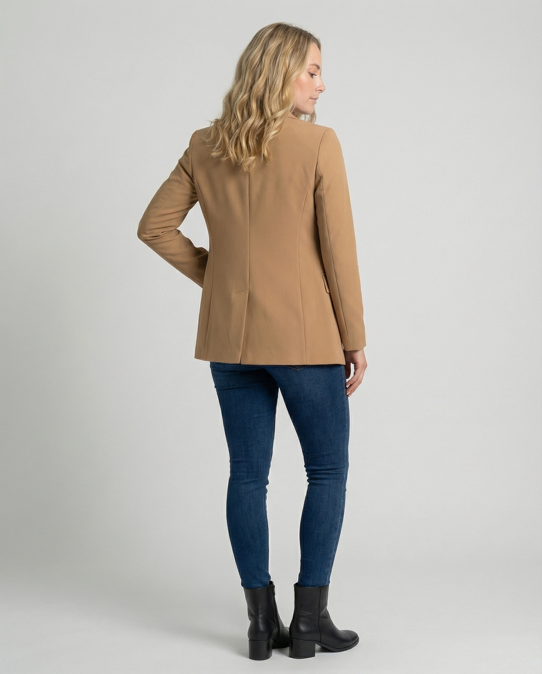 Klassieke dames blazer, slim fit met knoopsluiting. Ideaal voor elegante zakelijke of casual chic outfits.