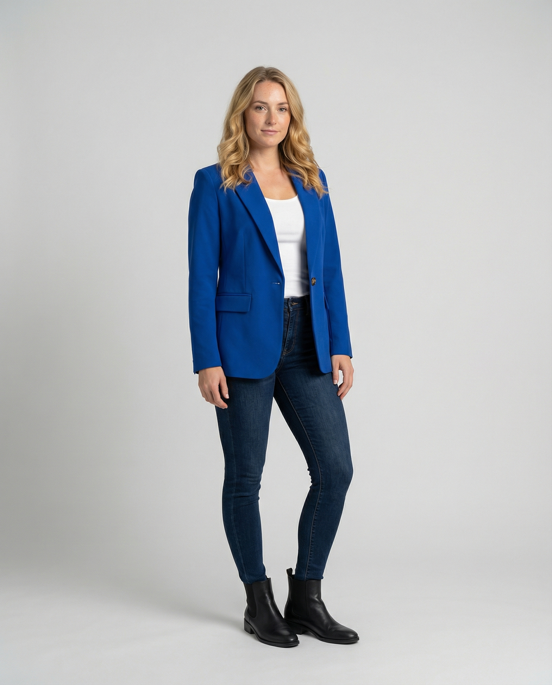 Dames klassieke blazer met knoopsluiting & reverskraag. Slim fit, elegant voor zakelijk of casual chic gebruik.
