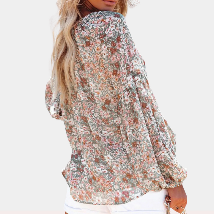 Bruine damesblouse met lange mouwen, klassiek ontwerp dat elegantie en comfort combineert, veelzijdig in stijl.