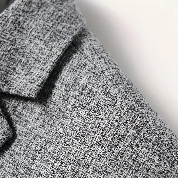 Comfortabele heren blazer met klassiek ontwerp. Geschikt voor formele kleding, zakelijk of semi-formeel. Najaar/winter.