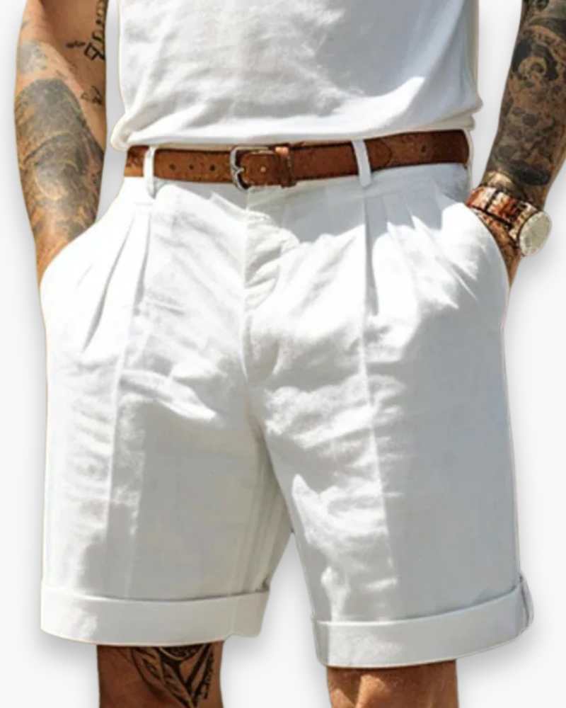 Klassieke heren chino short voor de zomer. Comfortabele, stijlvolle basic mannenmode, perfect voor casual dagen.