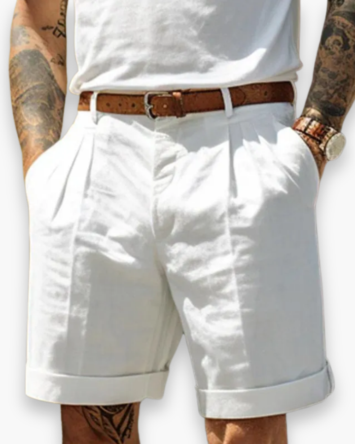 Klassieke heren chino short voor de zomer. Comfortabele, stijlvolle basic mannenmode, perfect voor casual dagen.