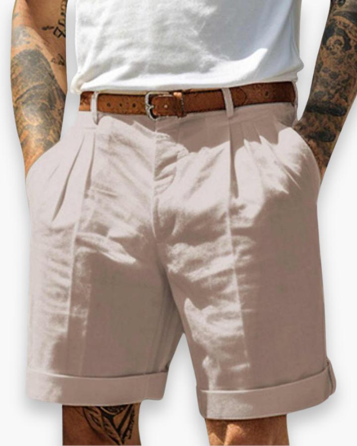 Man draagt stijlvolle heren chino short met t-shirt, geschikt voor zomerse uitjes en ontspannen casual looks.