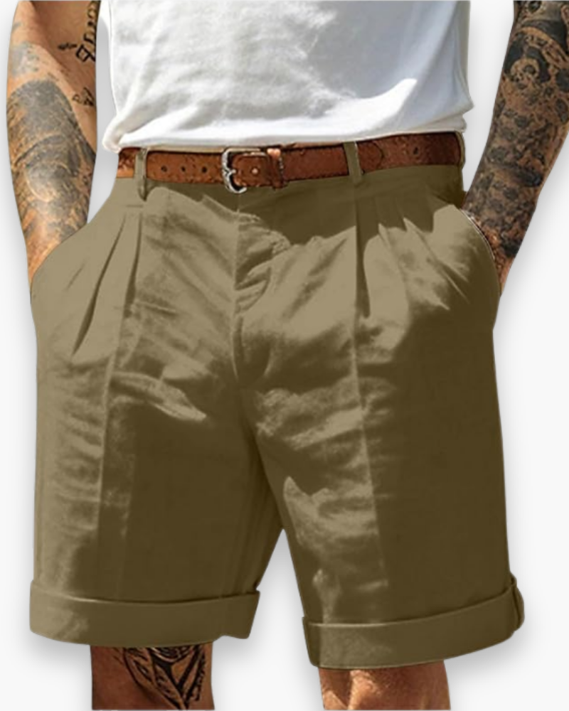 De perfecte pasvorm van deze klassieke heren chino short. Stijlvol en comfortabel, essentieel voor je zomercollectie.