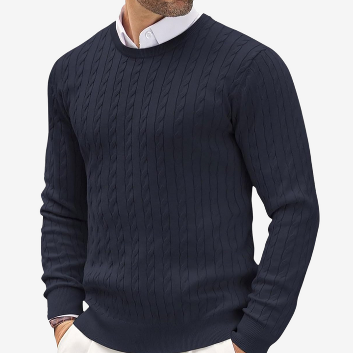Klassieke heren kabeltrui in marineblauw, ronde hals, getailleerd, perfect voor wintermode & casual outfits.