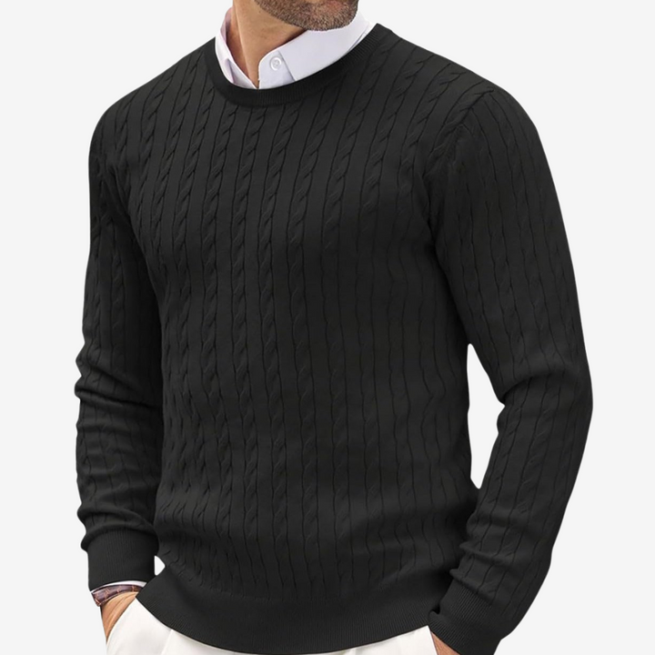Witte kabelgebreide herenpullover met ronde hals, comfortabel en stijlvol voor winterse casual of semi-formele look.