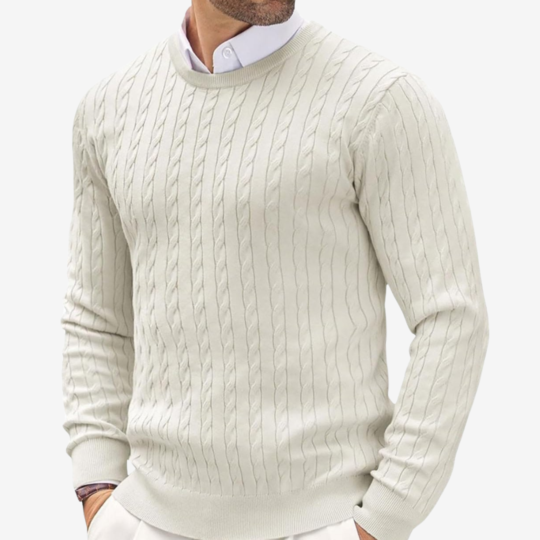 Zwarte getailleerde heren kabeltrui, ronde hals, ideaal voor warme wintermode of een veelzijdige semi-formele outfit.