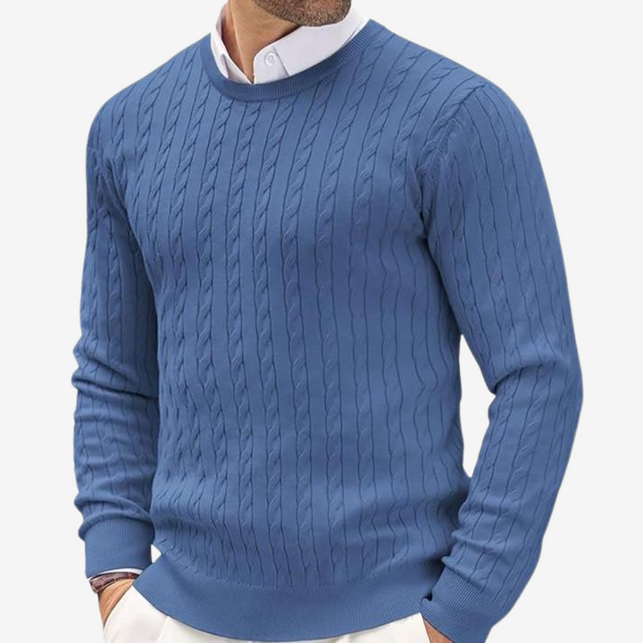 Beige heren kabelgebreide trui met ronde hals, tijdloos design, perfect voor winterse lagen en casual elegantie.