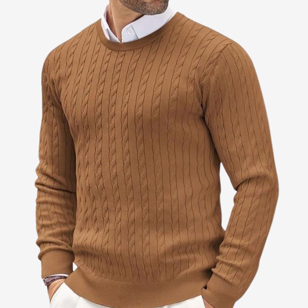 Bruine heren kabeltrui, ronde hals, getailleerd, een essentiële klassieker voor winterse casual en semi-formele stijl.