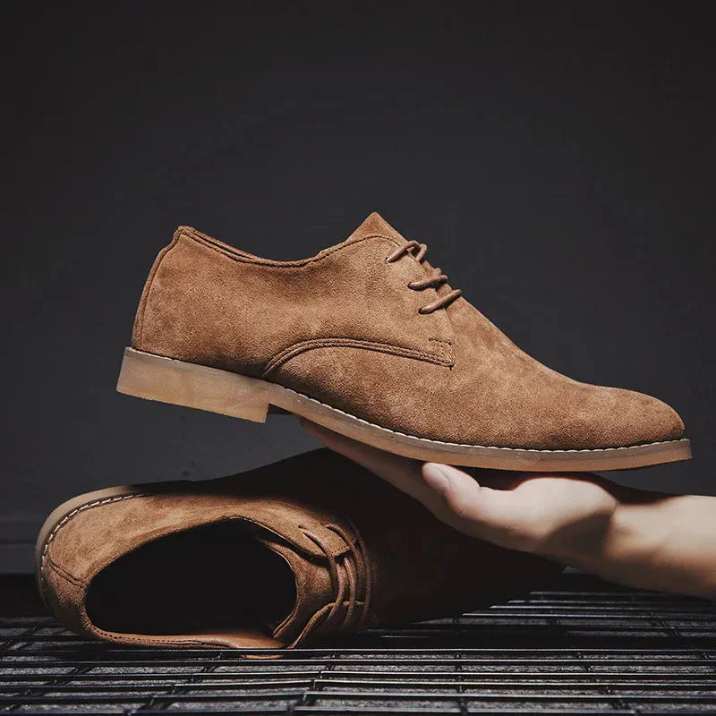 Detail van zwarte lederen heren Oxford schoenen met veters. Perfect voor zakelijke mode en formele gelegenheden.