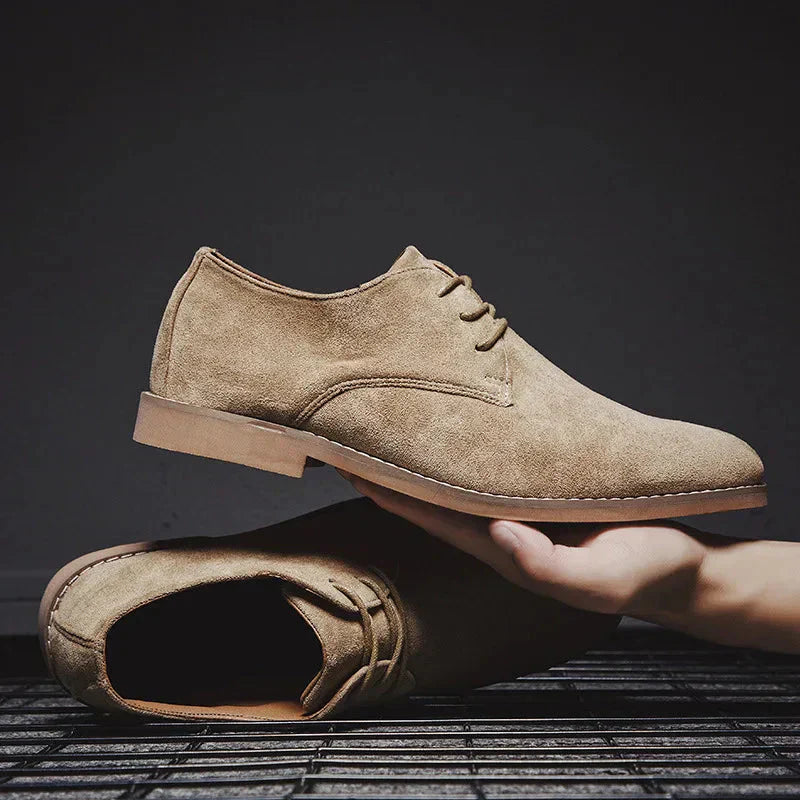 Zij-aanzicht van elegante zwarte heren Oxford schoenen. Comfortabele klassieke veterschoenen voor formele outfits.