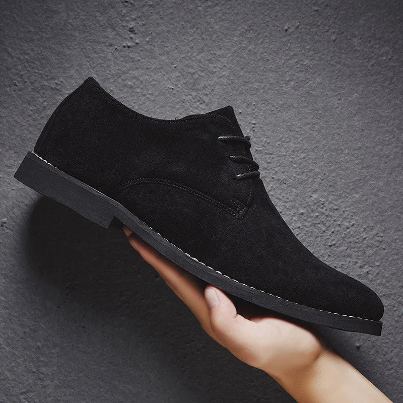 Heren Oxford schoenen gedragen bij een pak. Klassieke zwarte veterschoenen voor een zakelijke en formele uitstraling.
