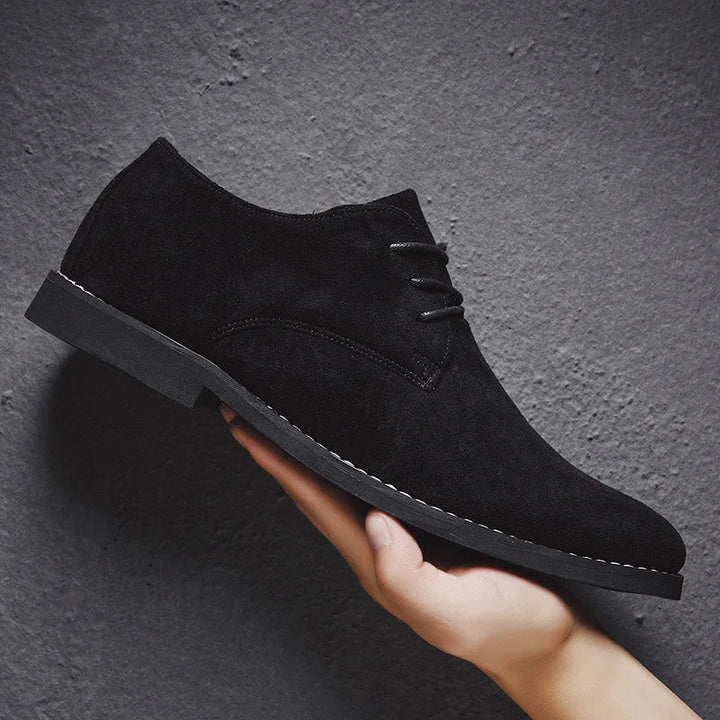 Heren Oxford schoenen gedragen bij een pak. Klassieke zwarte veterschoenen voor een zakelijke en formele uitstraling.