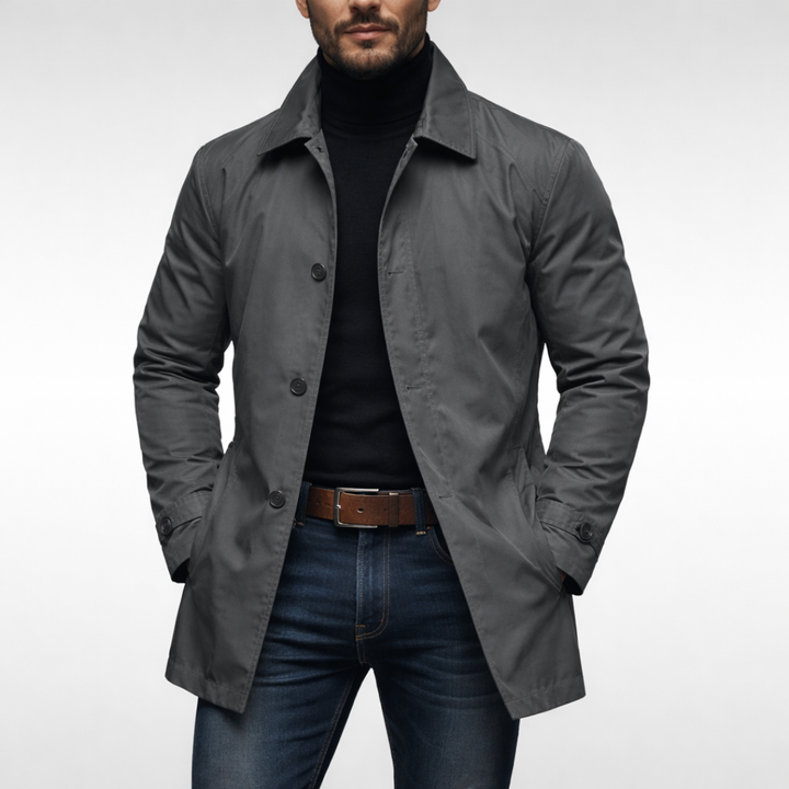 Klassieke heren trenchcoat met knoopsluiting en reverskraag, perfecte elegante bovenkleding voor koude dagen.