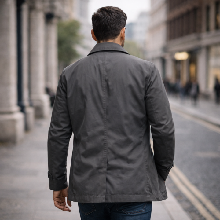 Man wandelt in stad, draagt een stijlvolle lange heren trenchcoat, perfecte stadsjas voor koude dagen.