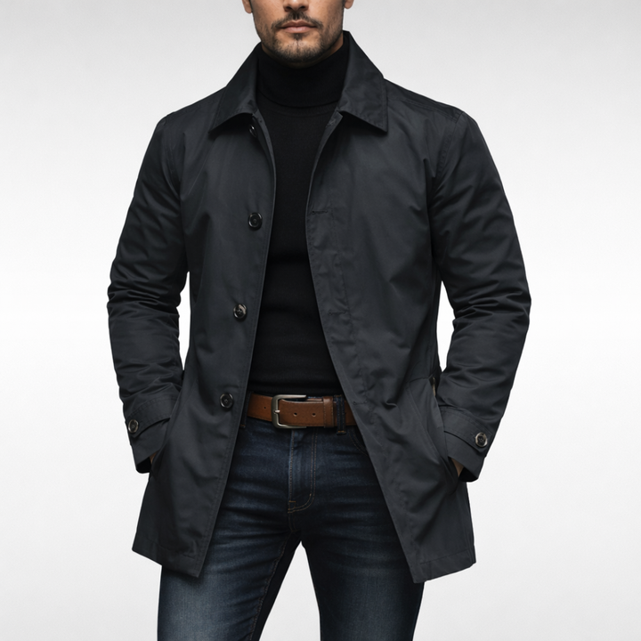 Lange heren trenchcoat in klassieke stijl, met knoopsluiting. Perfect voor een elegante zakelijke look.