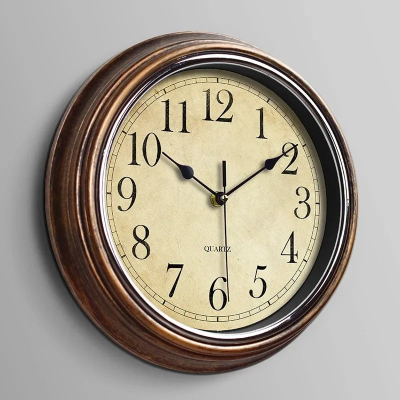 Klassieke houten wandklok met tijdloos design, perfect voor woonkamer decoratie. Een stille, elegante sierklok.