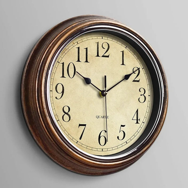 Klassieke houten wandklok met tijdloos design, perfect voor woonkamer decoratie. Een stille, elegante sierklok.