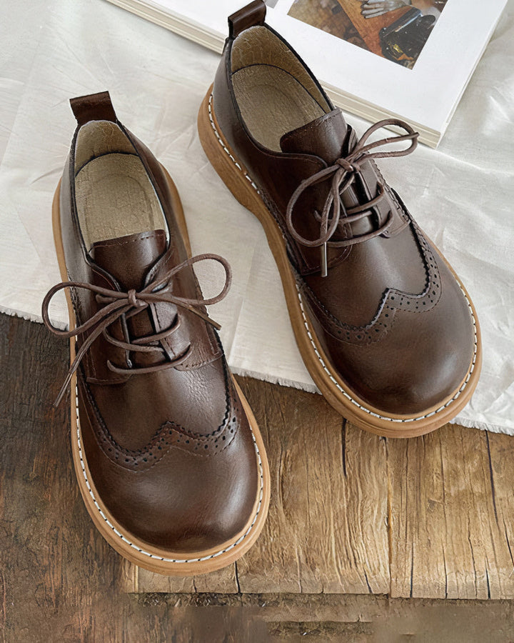 Klassieke retro Oxford schoenen voor dames in bruin. Comfortabele veterschoenen perfect voor casual chic of werkkleding.