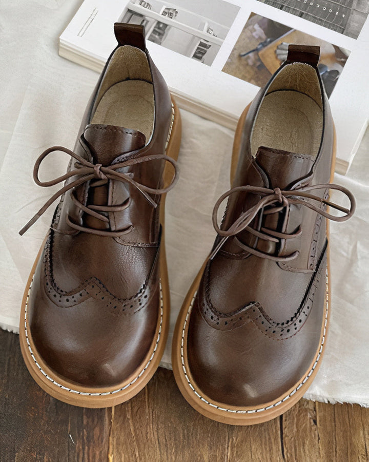 Elegante ivoren retro Oxford schoenen voor dames. Stijlvolle klassieke veterschoenen, comfortabel en modieus.