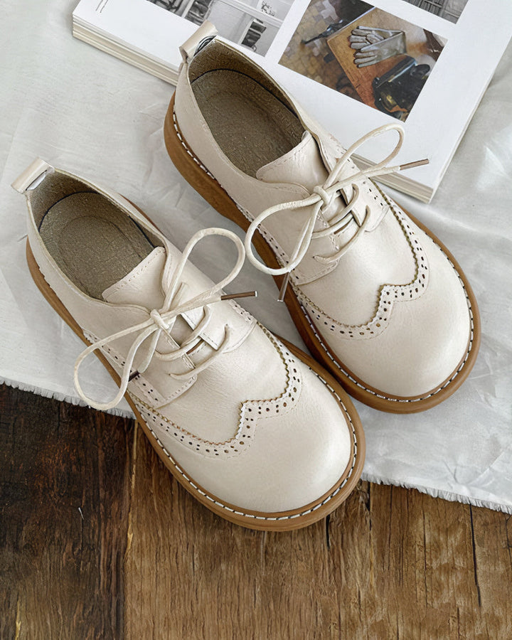 Comfortabele dames Oxford schoenen in retro stijl. Bruine klassieke veterschoenen voor een elegante en modieuze look.