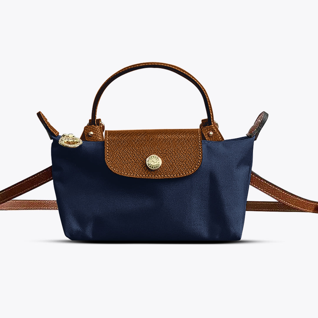Detailopname van de elegante sluiting van een duurzame PU leren kleine dames schoudertas, praktisch & chic.