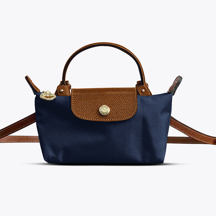 Detailopname van de elegante sluiting van een duurzame PU leren kleine dames schoudertas, praktisch & chic.