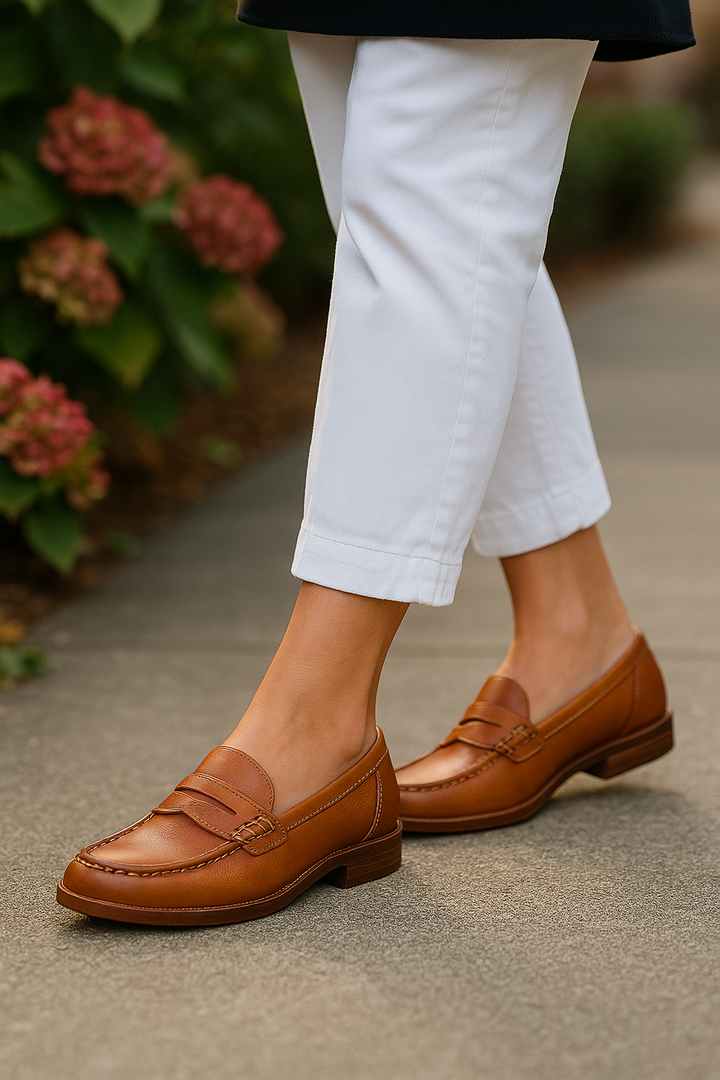 Klassieke zwarte dames penny loafers; comfortabele instappers met blokhak voor elegante zakelijke of casual stijl.