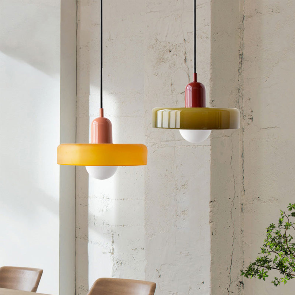 "Kleurrijke StiloGlas hanglamp met glas-in-lood details in Bauhaus-stijl, perfect voor stijlvolle en artistieke interieurs."