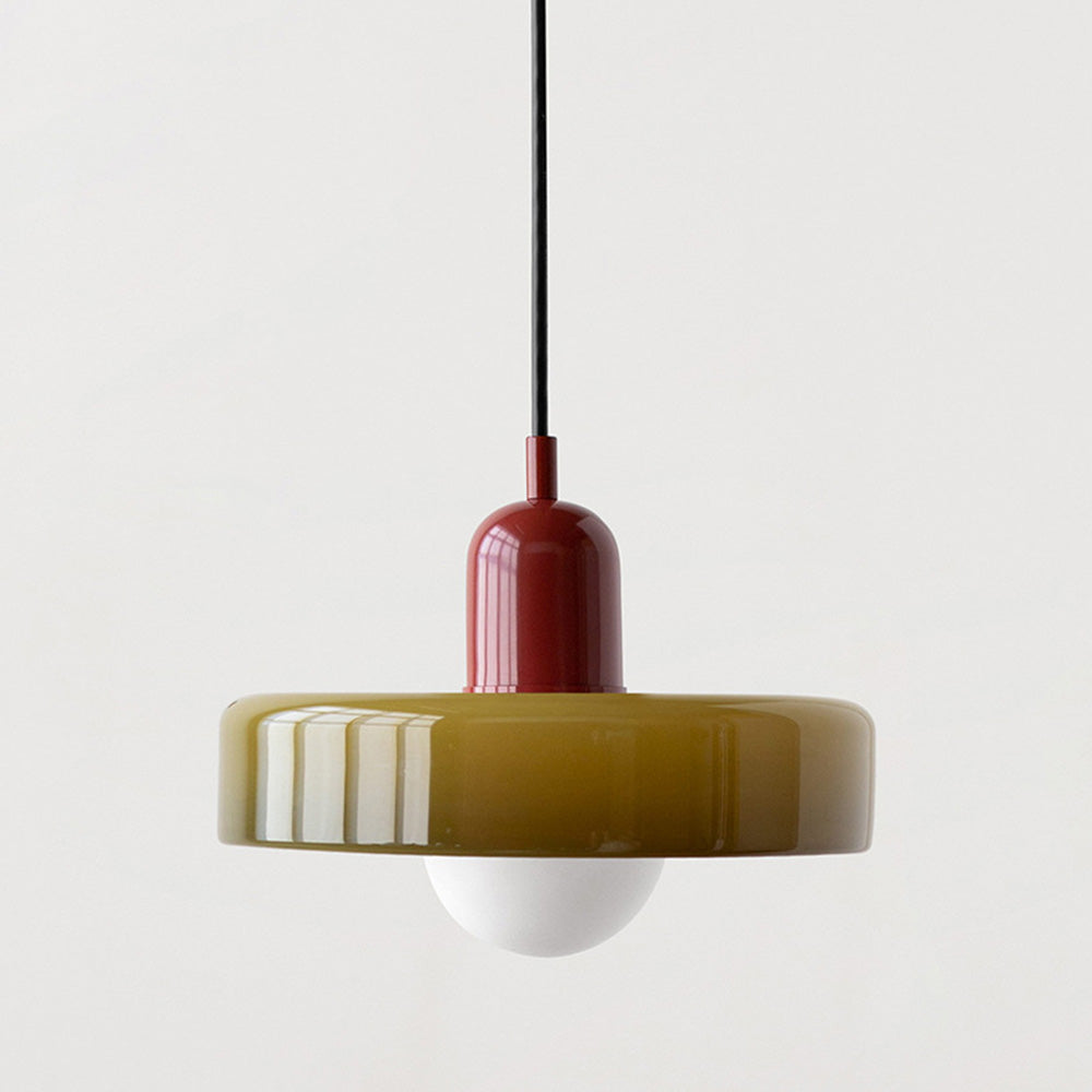 "Kleurrijke StiloGlas hanglamp met glas-in-lood details in Bauhaus-stijl, perfect voor stijlvolle en artistieke interieurs."