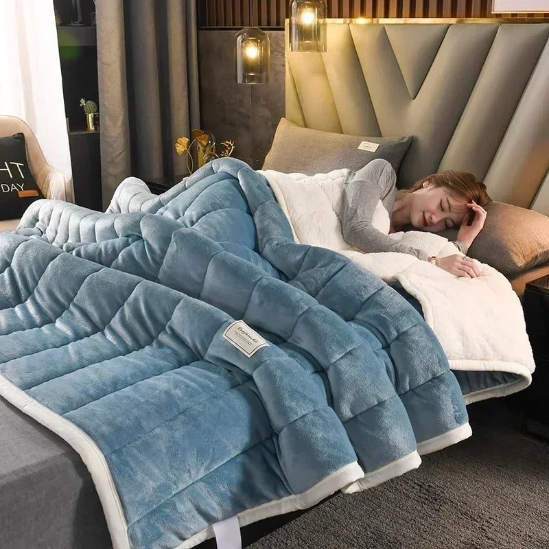 Koraal fleece deken met dikke flanel textuur, zacht en warm voor herfst en winter, beschikbaar in diverse kleuren.
