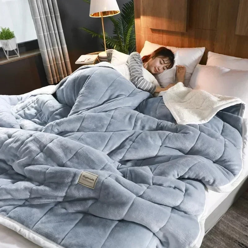 Koraal fleece deken met dikke flanel textuur, zacht en warm voor herfst en winter, beschikbaar in diverse kleuren.