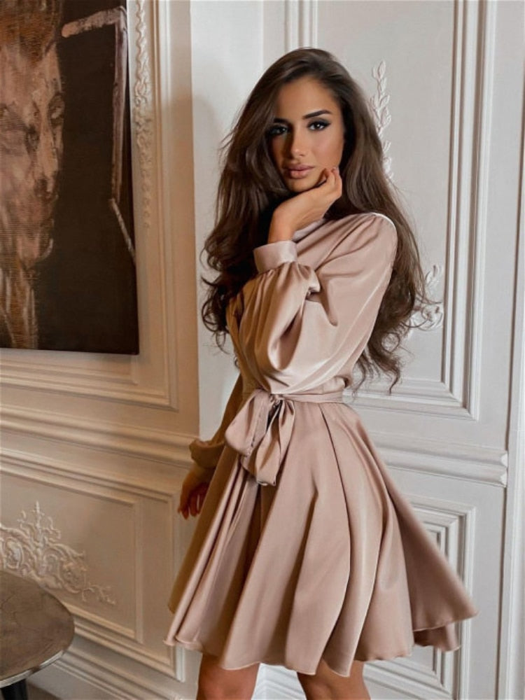 Elegante korte overslagjurk voor dames met riem, ideaal als zomerjurk of chique avondjurk.