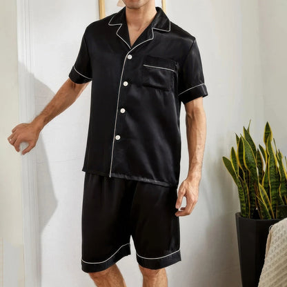 "Korte heren pyjama set, blauw en zwart, met button-down overhemd en korte broek, ideale zomernacht kleding"