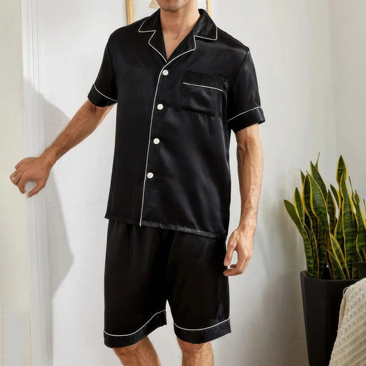 "Korte heren pyjama set, blauw en zwart, met button-down overhemd en korte broek, ideale zomernacht kleding"