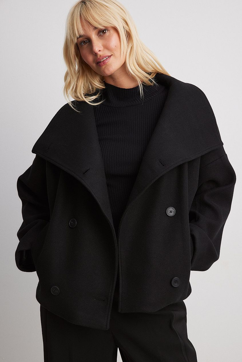 Korte wollen damesjas, oversized pasvorm, warm en stijlvol voor winter/herfst.