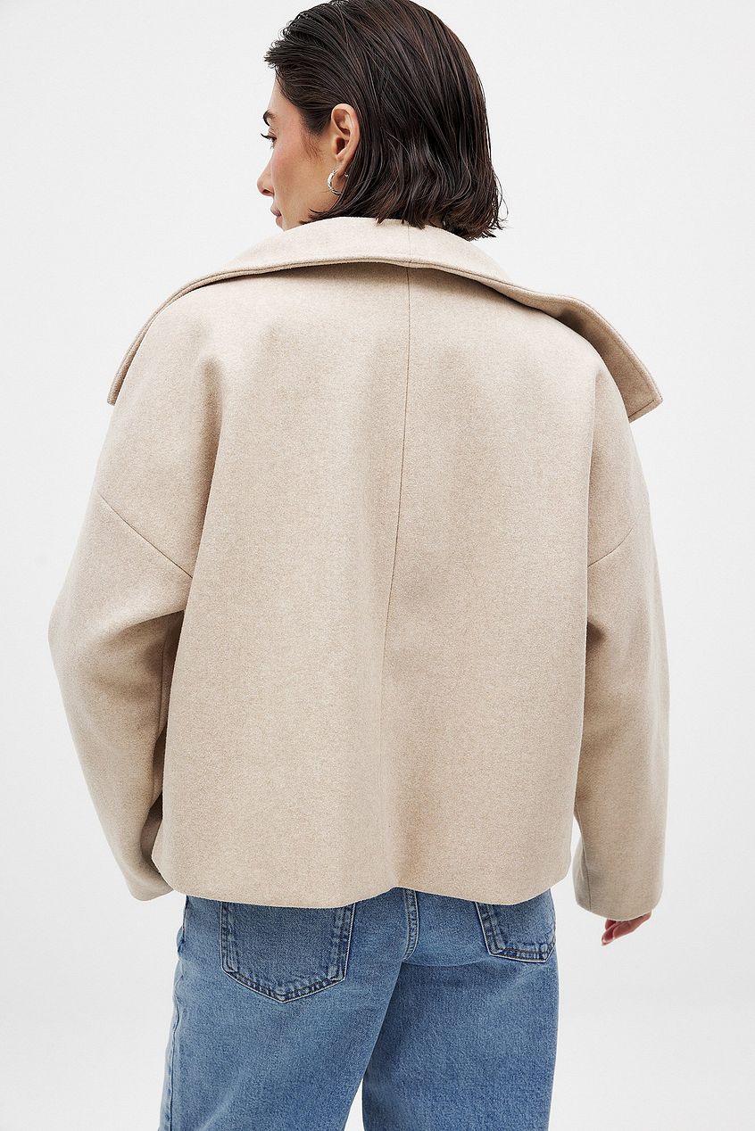 Korte wollen dames winterjas, oversized en stijlvol, perfect voor een gelaagde look.