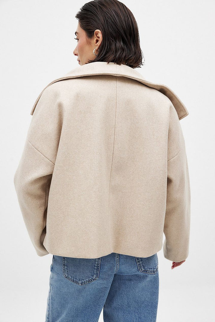 Korte wollen dames winterjas, oversized en stijlvol, perfect voor een gelaagde look.