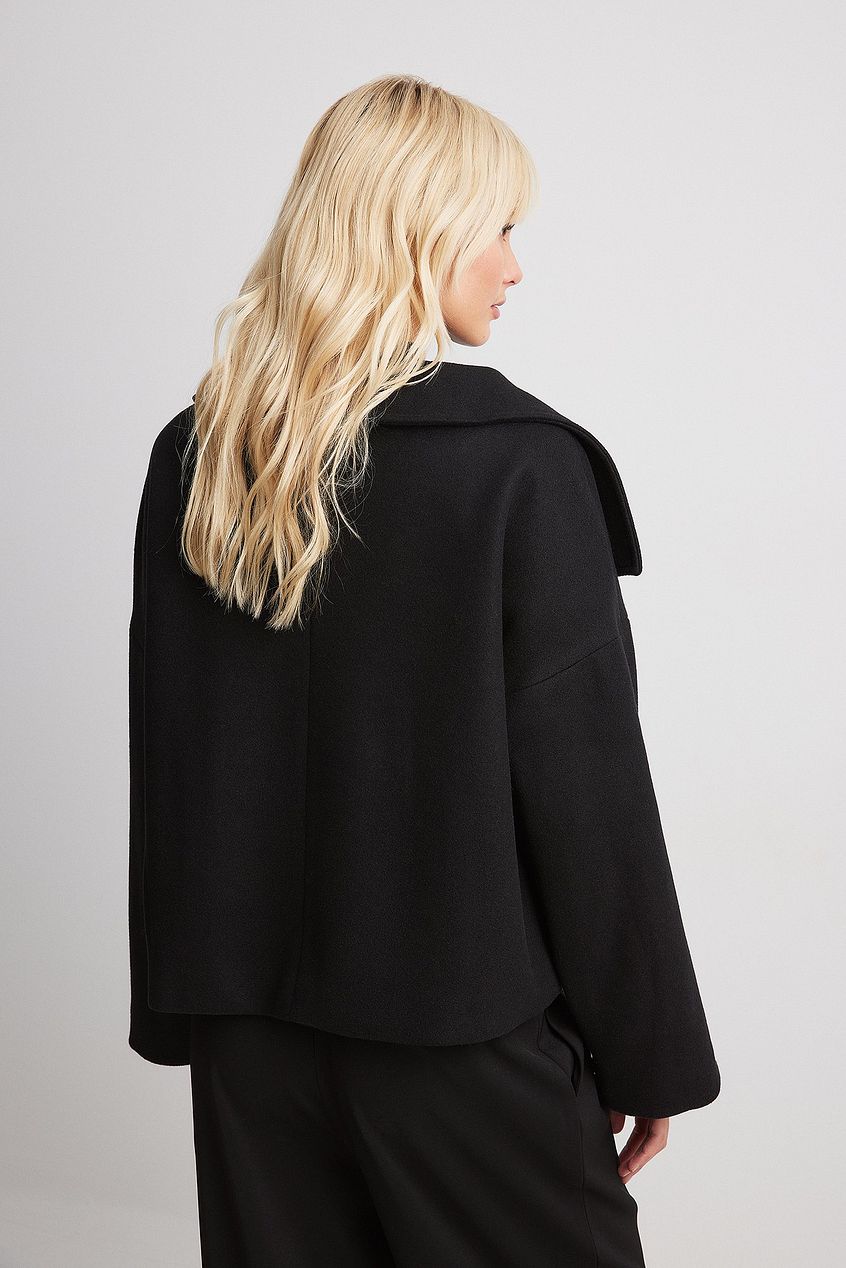 Warme dames winterjas: korte, oversized wollen jas met double-breasted design.