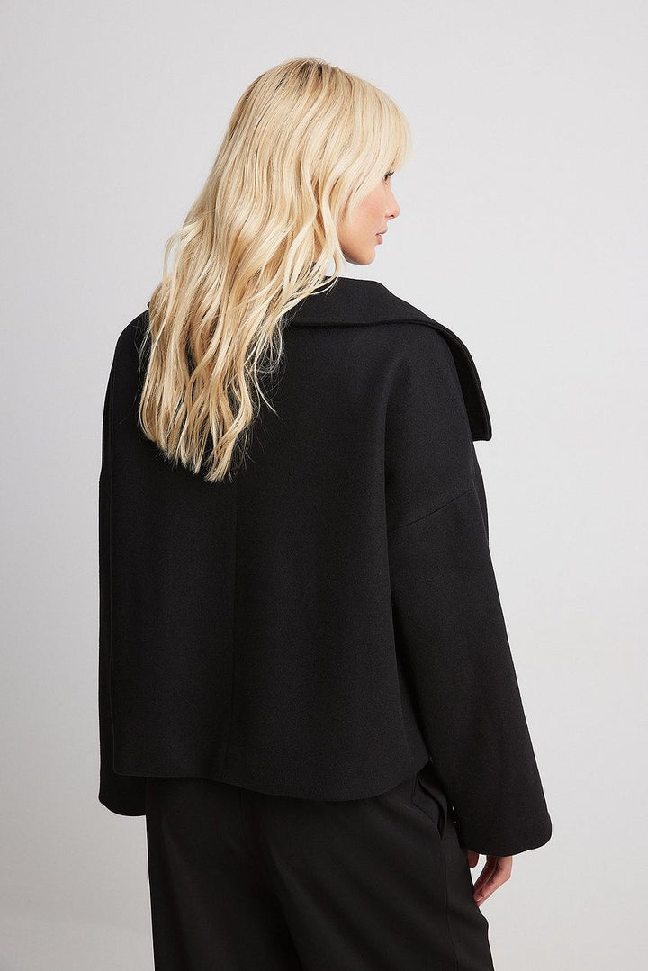 Warme dames winterjas: korte, oversized wollen jas met double-breasted design.