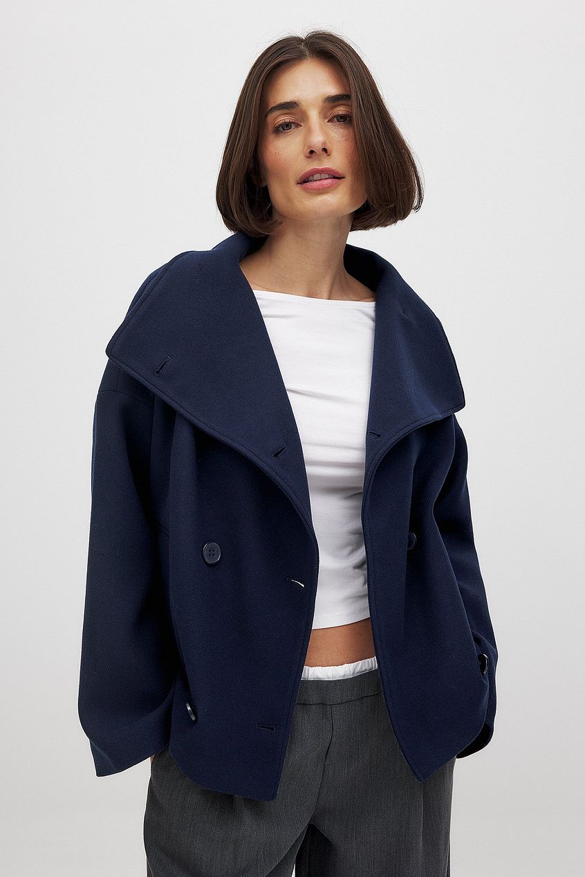 Stijlvolle korte wollen damesjas, oversized model, ideaal als herfst- of winterjas.